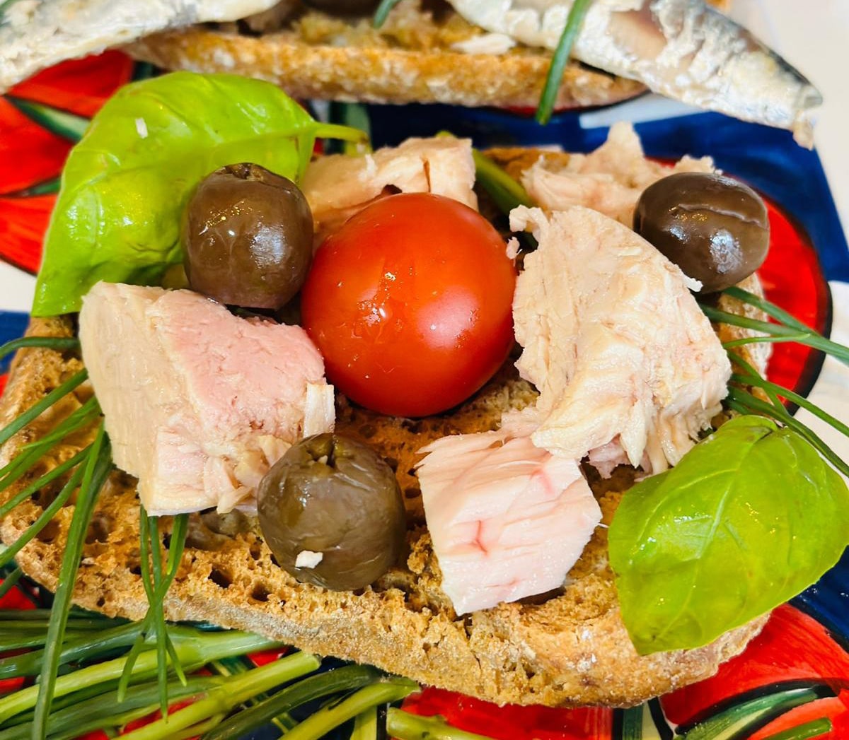 Fresella con pomodorini, tonno e olive
